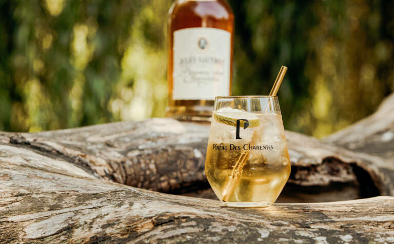 Een glas Pineau Des Charentes staat te glimmen in het licht van de zon in de natuur