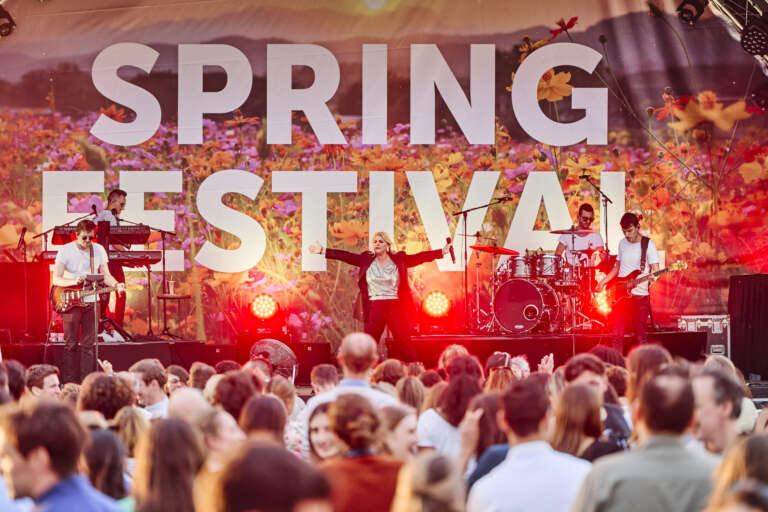 Een band treedt op voor een enthousiast publiek tijdens het Lentefestival.