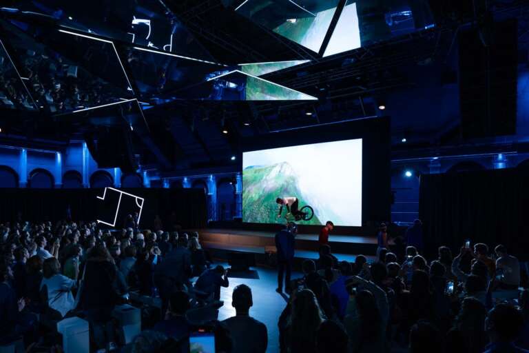 Product presentation on a big screen in a performance hall, with immersive scenography