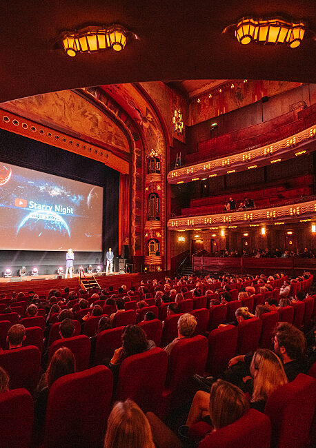 Privévertoning in een theater met een gezellige sfeer, ter bevordering van de werknemerservaring en -erkenning.