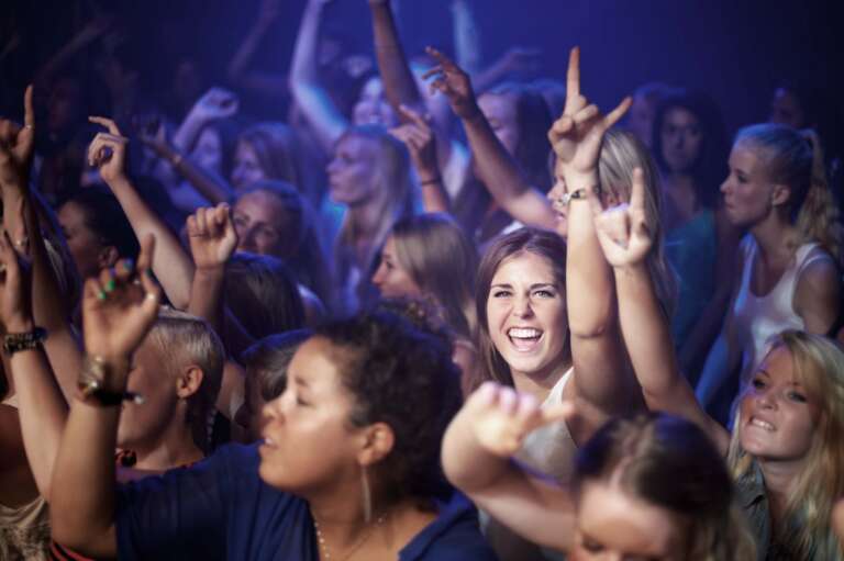 Een levendige sfeer op een bedrijfsevenement, met een juichend publiek