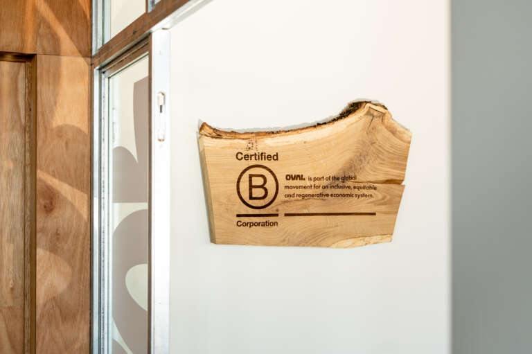 Logo Bcorp, accroché au mur du bureau OVAL