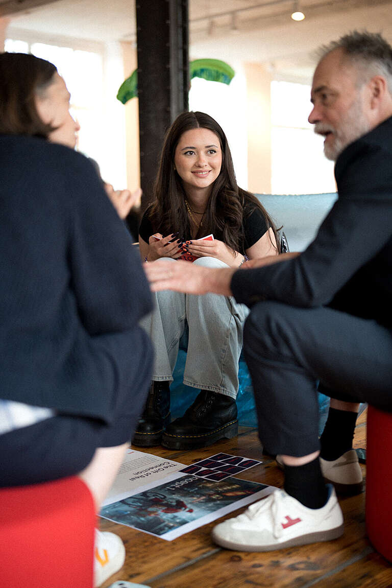 A moment of dialogue between generations at OVAL, illustrating listening, respect and transmission